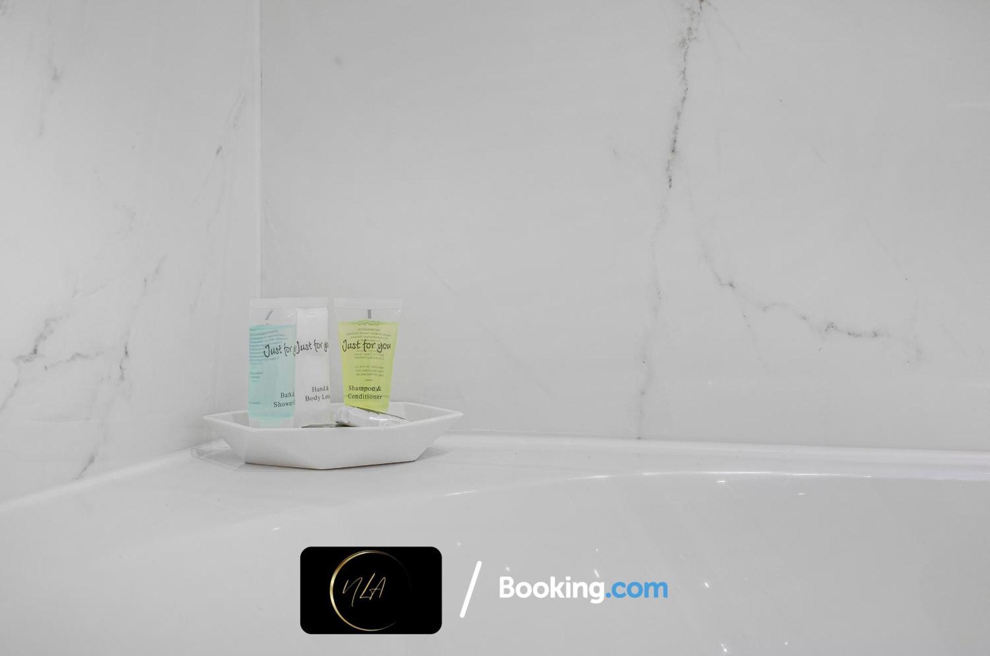 City Centre Apartment With Free Parking, 2 Bathrooms, Netflix And Wifi - Suitable For Contractors And Families - By Noor Luxury Accommodations Birmingham Exteriör bild