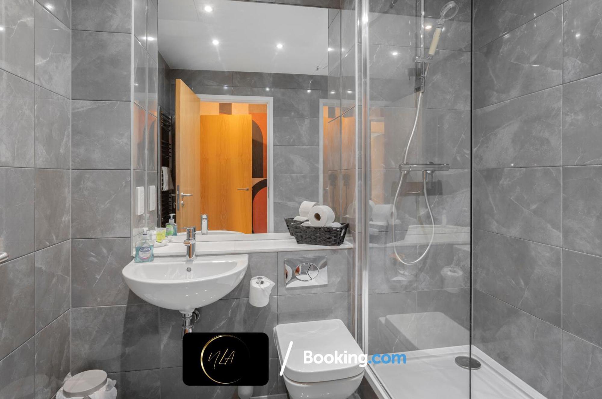 City Centre Apartment With Free Parking, 2 Bathrooms, Netflix And Wifi - Suitable For Contractors And Families - By Noor Luxury Accommodations Birmingham Exteriör bild