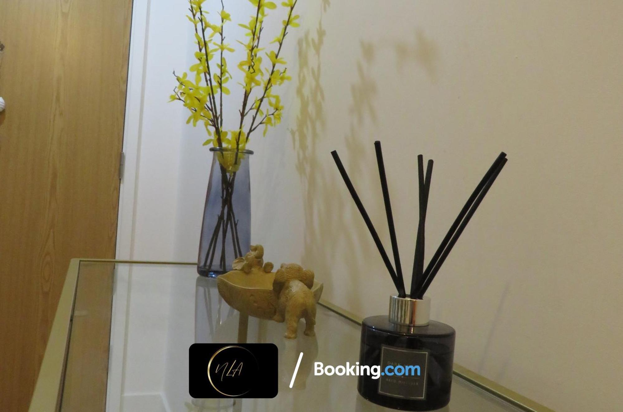 City Centre Apartment With Free Parking, 2 Bathrooms, Netflix And Wifi - Suitable For Contractors And Families - By Noor Luxury Accommodations Birmingham Exteriör bild