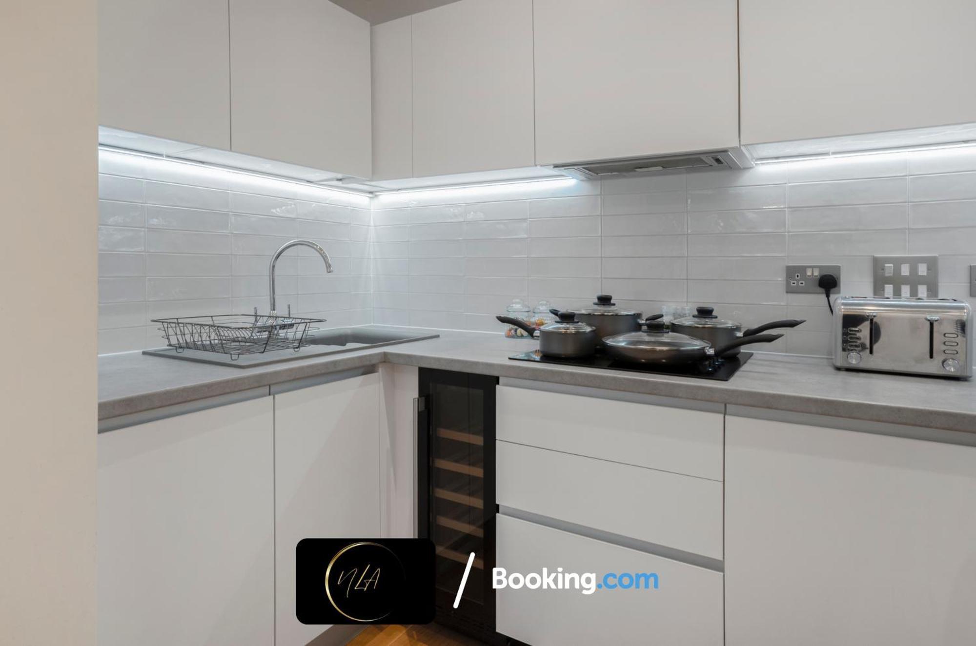 City Centre Apartment With Free Parking, 2 Bathrooms, Netflix And Wifi - Suitable For Contractors And Families - By Noor Luxury Accommodations Birmingham Exteriör bild